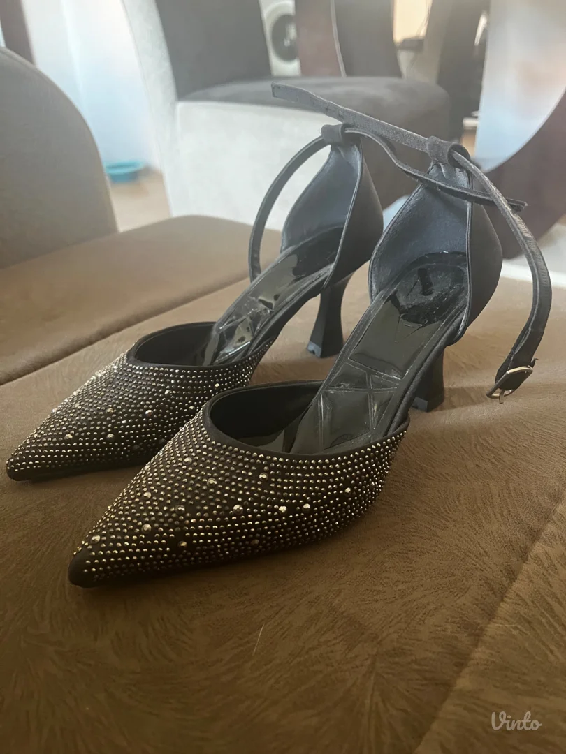 Salonke sa srebrnim detaljima