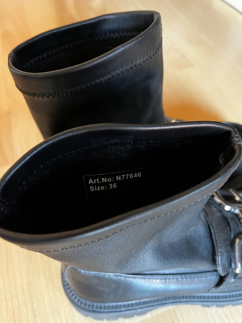 Crne duboke mokasine