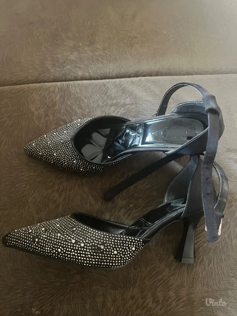 Salonke sa srebrnim detaljima