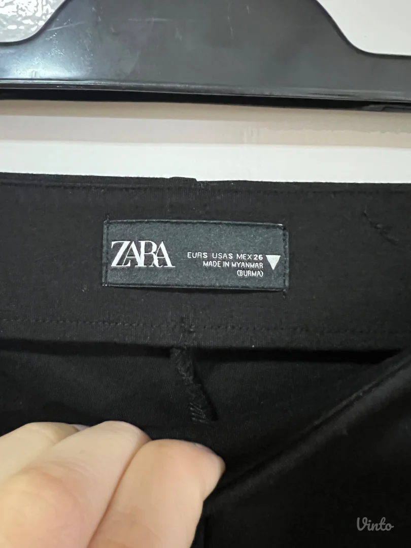Zara pantalone sa slicevima nogavicama