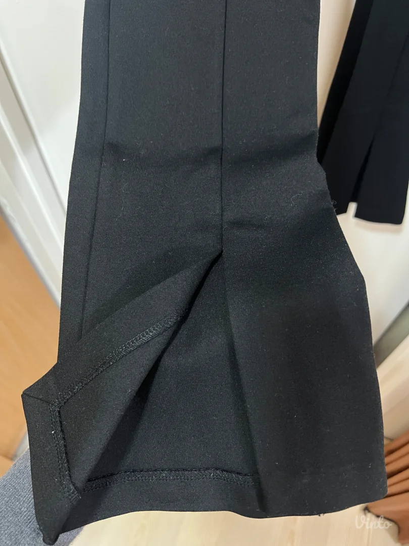 Zara pantalone sa slicevima nogavicama