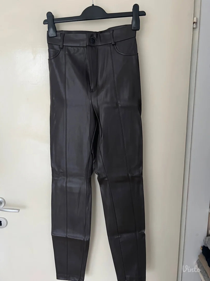 Zara imitacija koze pantalone