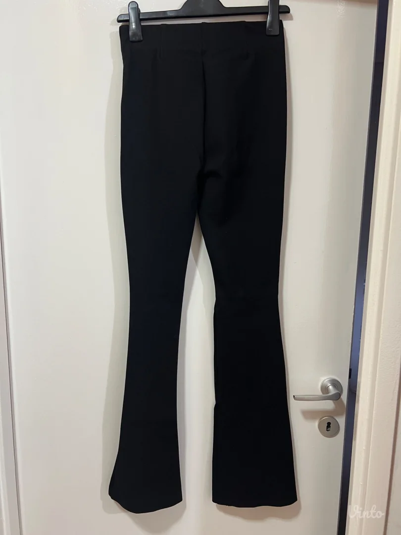 Zara pantalone sa slicevima nogavicama