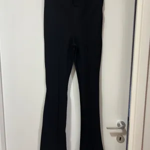 Zara pantalone sa slicevima nogavicama