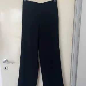 Zara-crne elegantne pantalone