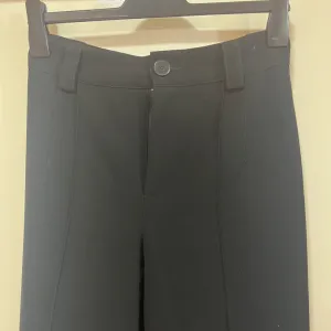 Zara-pantalone ravnih nogavica