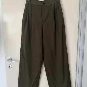 Zara-šire pantalone