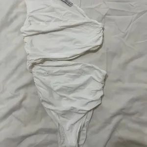 Zara-bodi sa izrezom