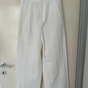 Zara bele lanene pantalone