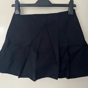 Zara-crni skort na falte