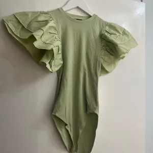 Zara-bodi sa rukavima sa karnerima