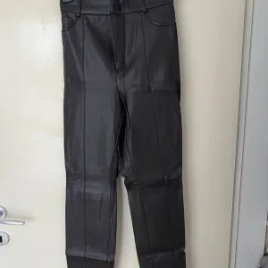 Zara imitacija koze pantalone