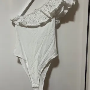 Zara-bodi na jedno rame