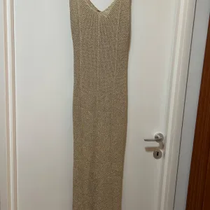 Butik -plažna haljina od zlatnih niti