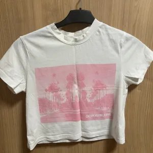 Calvin Klein crop majica