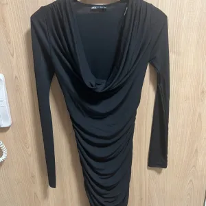 Zara crna haljina
