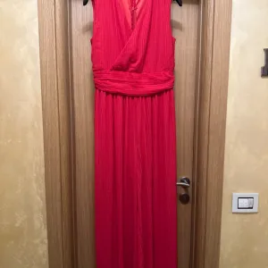 Kombinezon koralne boje