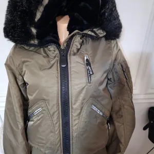 Zenska zimska jakna sa krznom