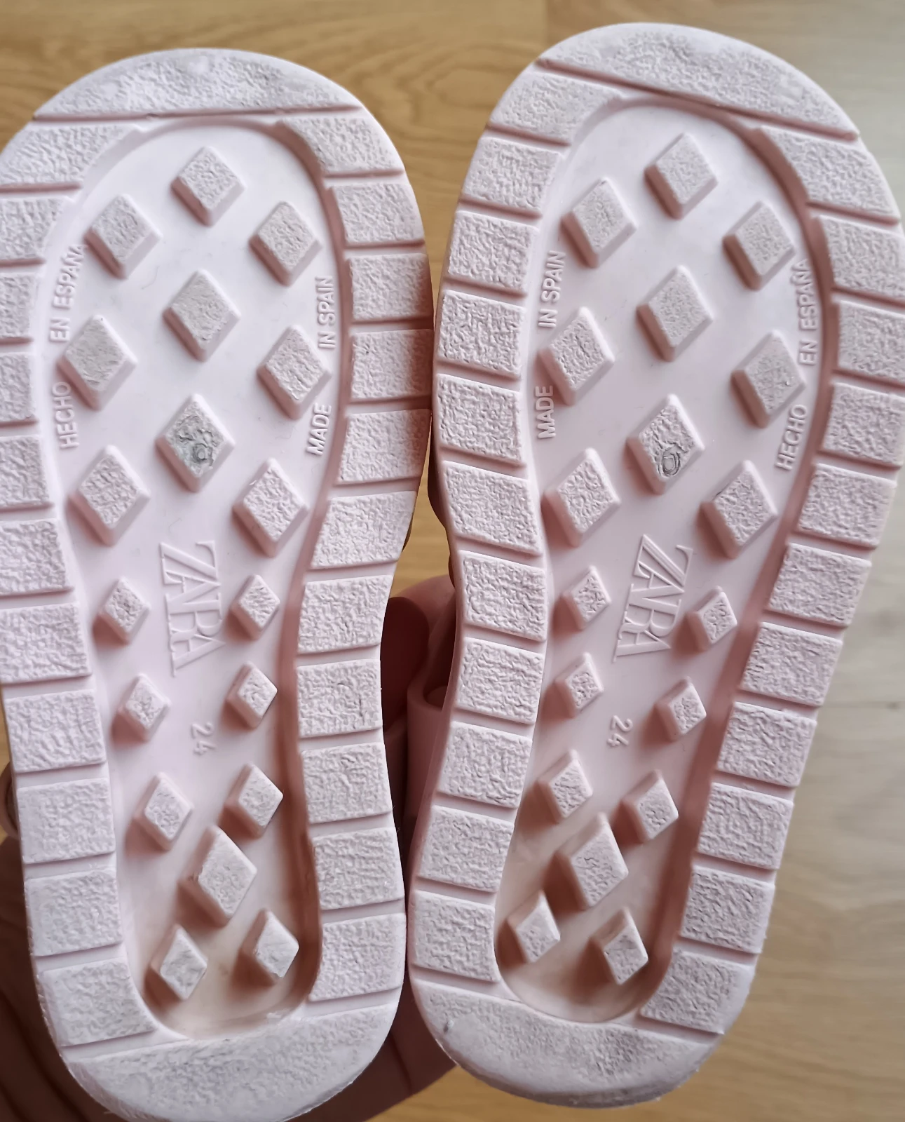 ZARA gumene sandale br. 24
