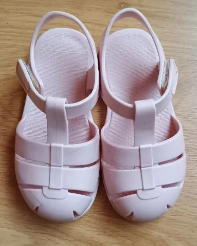 ZARA gumene sandale br. 24