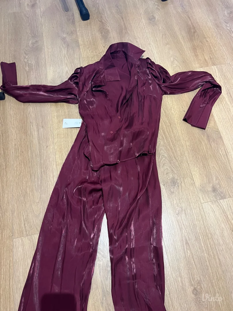 Nov komplet sa etiketom