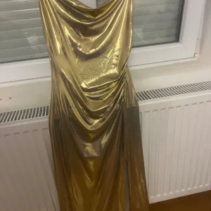 Stradivarius zlatna haljina