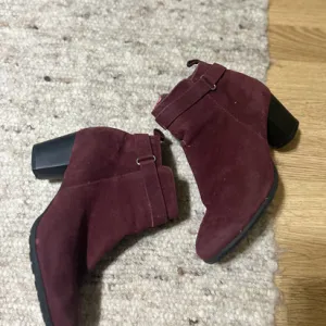 Bordo kratke čizme sa štiklom