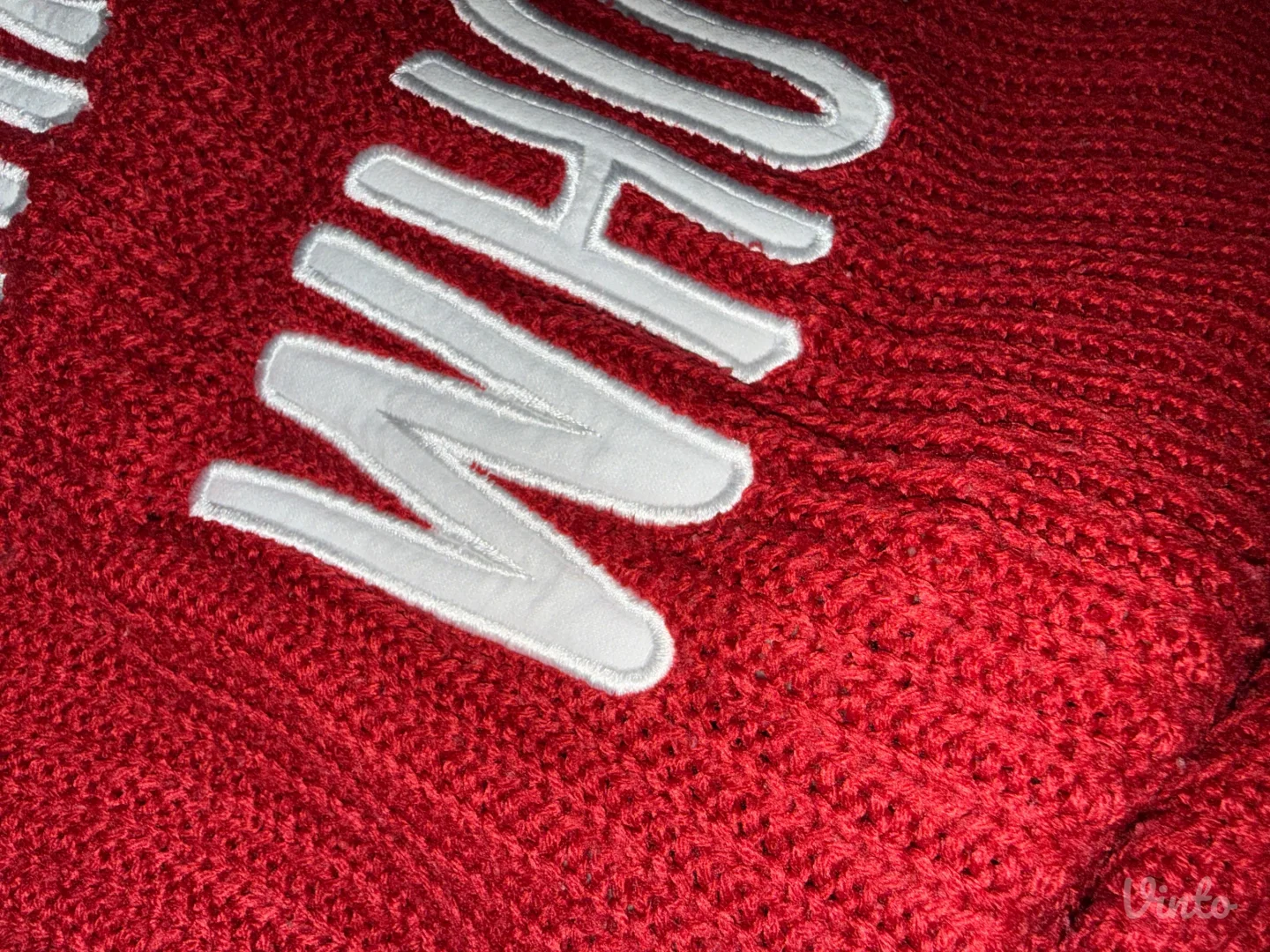 Crveni Džemper: "SANTA WHO?"