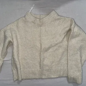 Bež pleteni džemper- Stadivarius