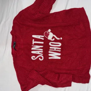 Crveni Džemper: "SANTA WHO?"