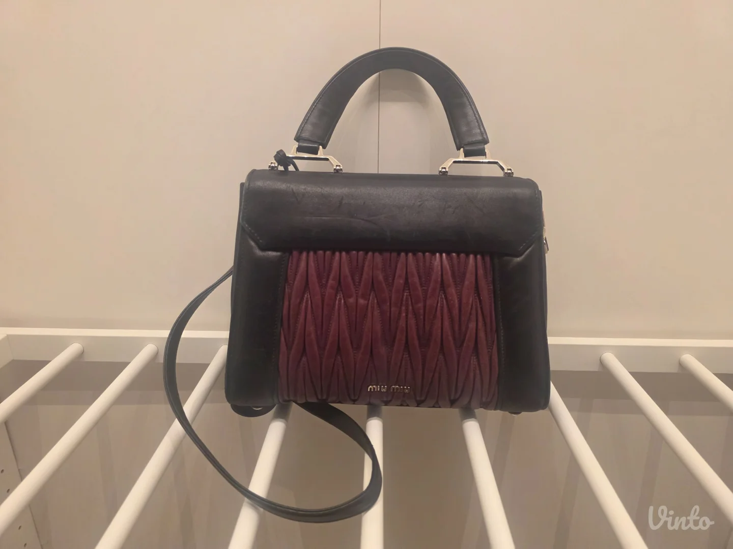 Miu Miu kozna torba sa kljucem i plocicom