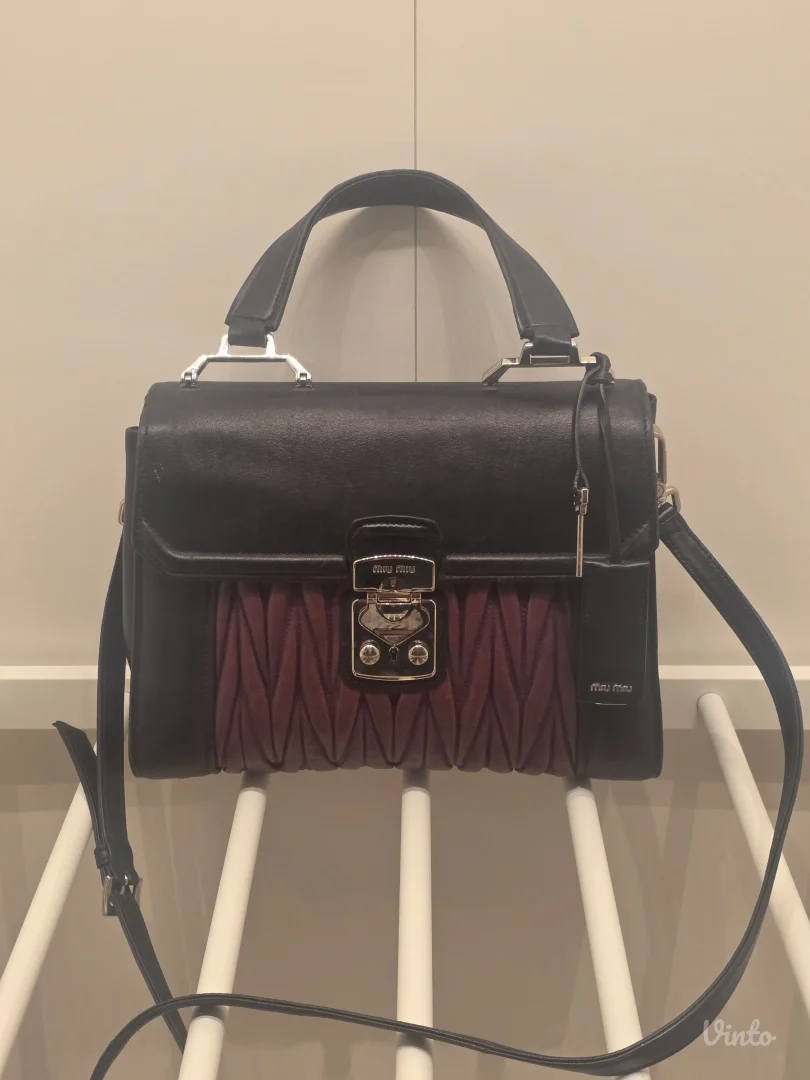 Miu Miu kozna torba sa kljucem i plocicom