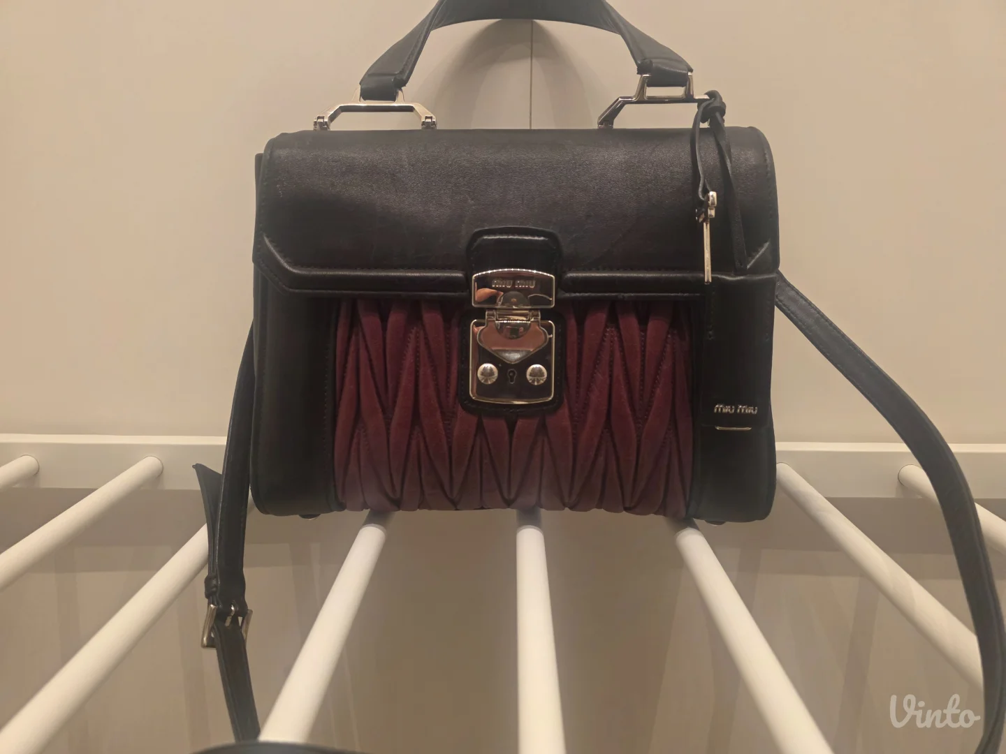 Miu Miu kozna torba sa kljucem i plocicom