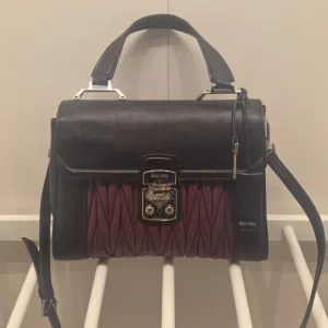 Miu Miu kozna torba sa kljucem i plocicom