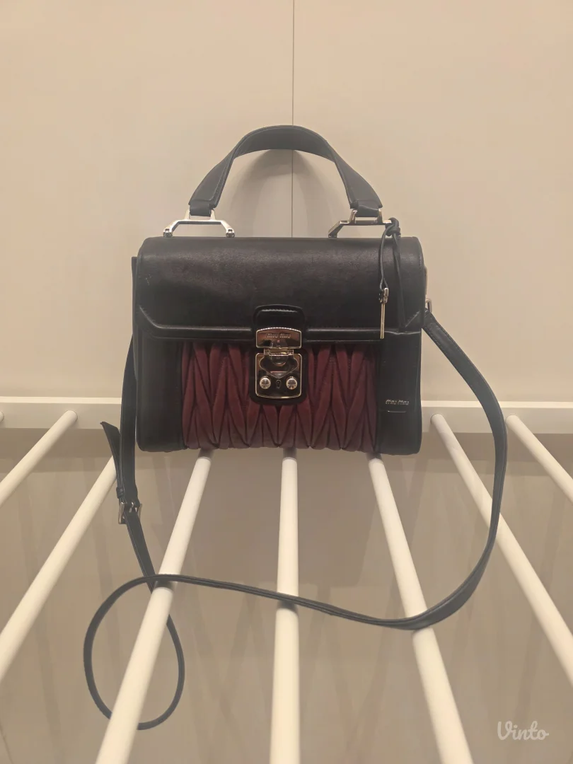 Miu Miu kozna torba sa kljucem i plocicom