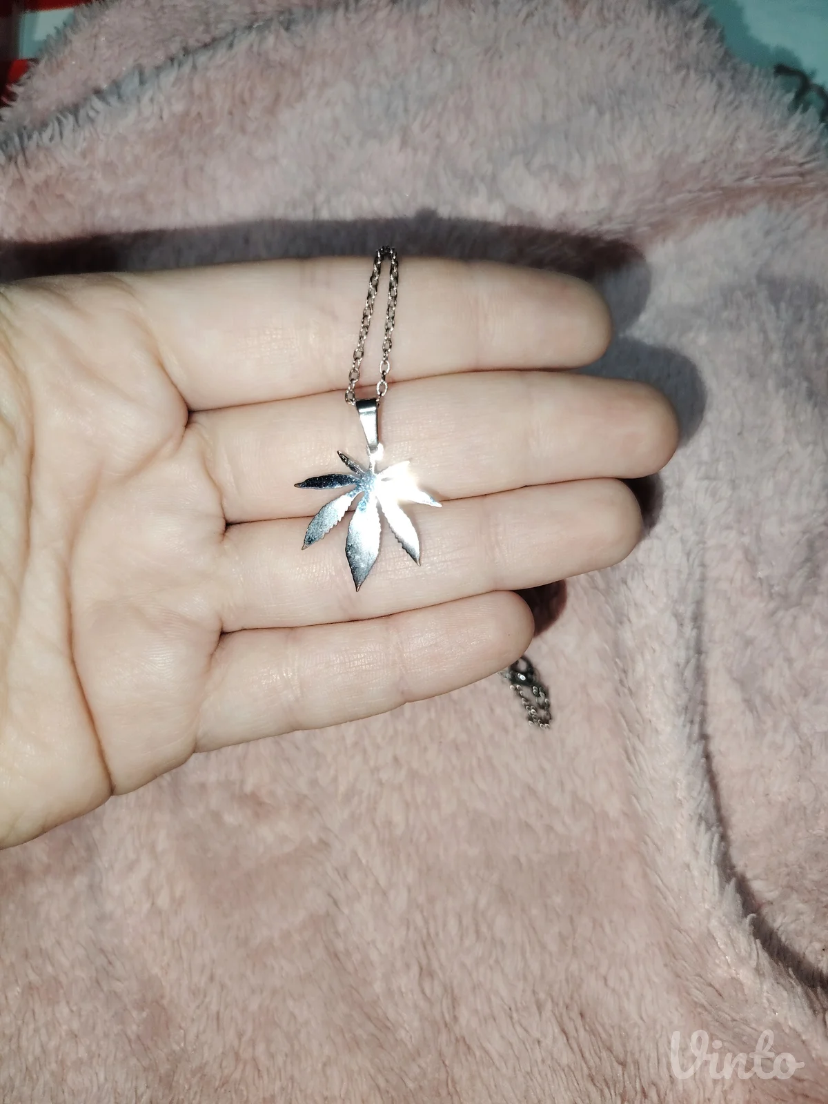 Ogrlica sa priveskom lista marihuane
