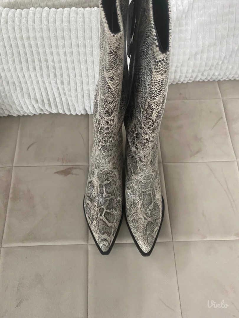 Zara kaubojke Nove sa etiketom