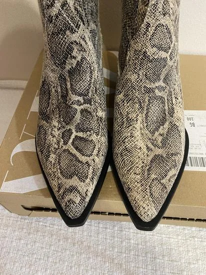 Zara kaubojke Nove sa etiketom