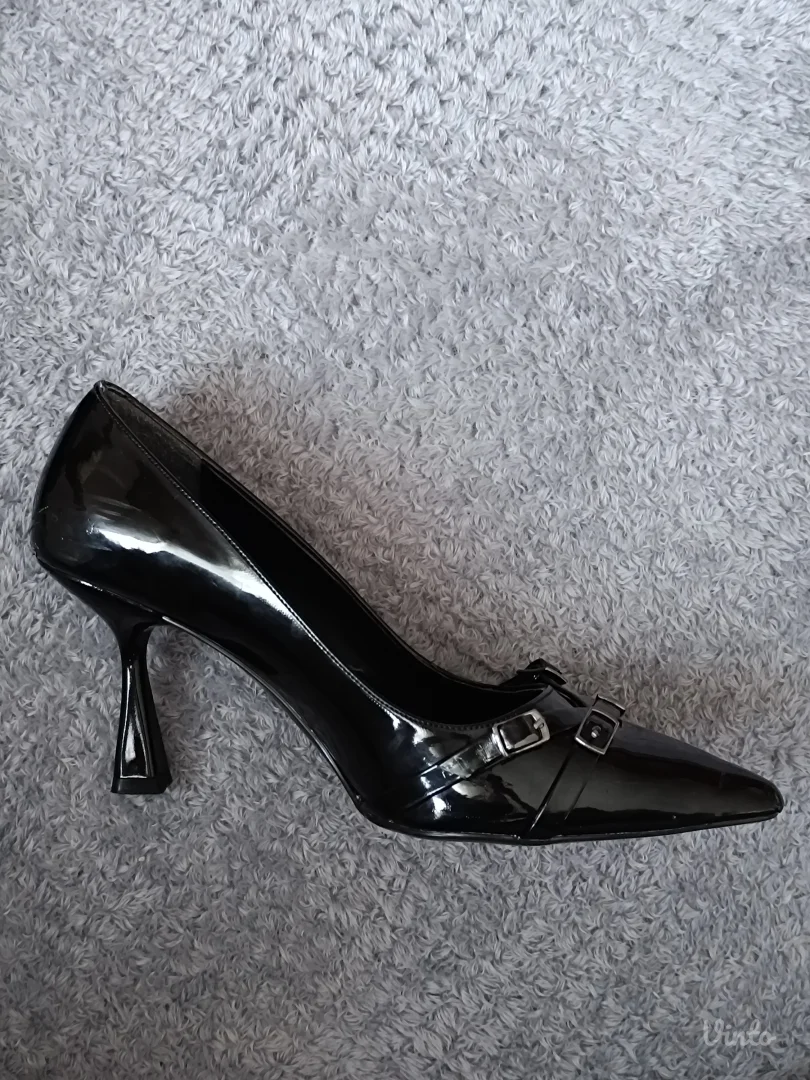 Crne lakovane salonke sa špic vrhom