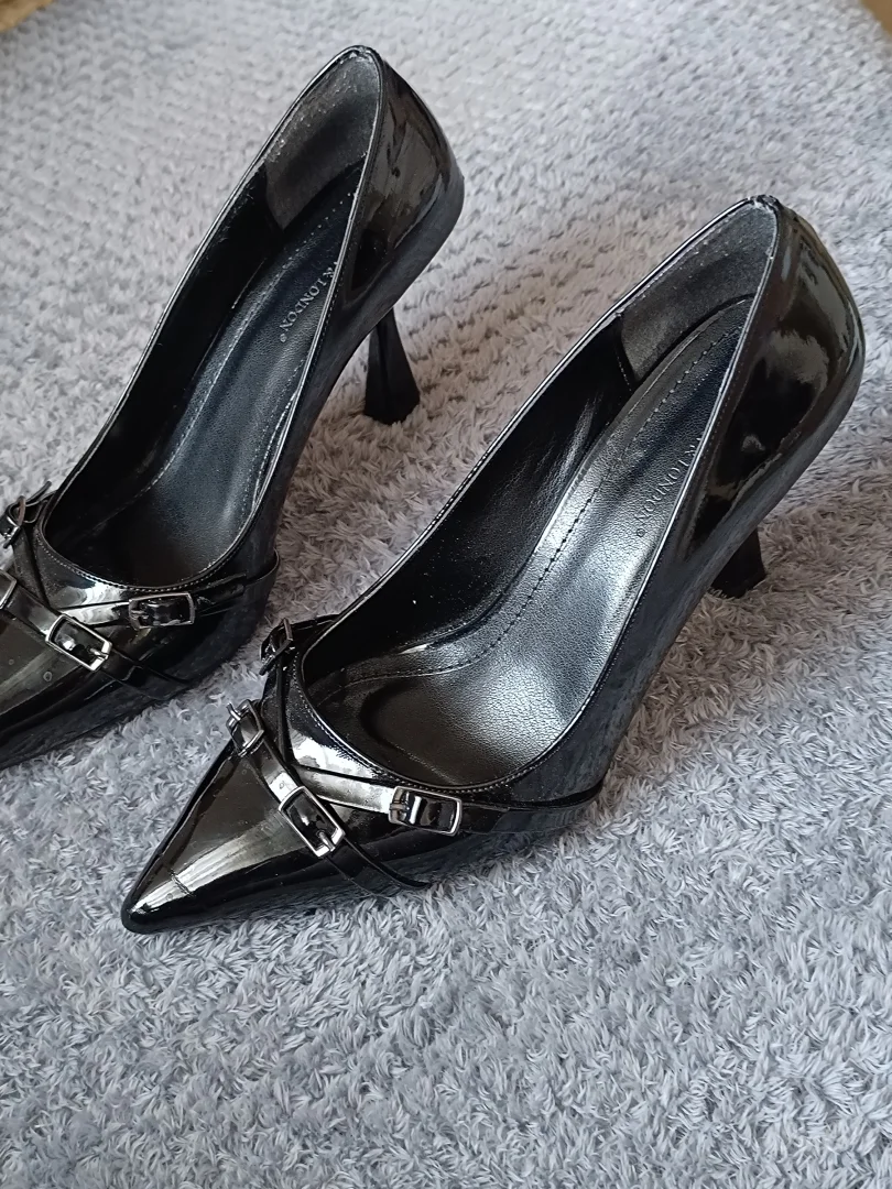 Crne lakovane salonke sa špic vrhom