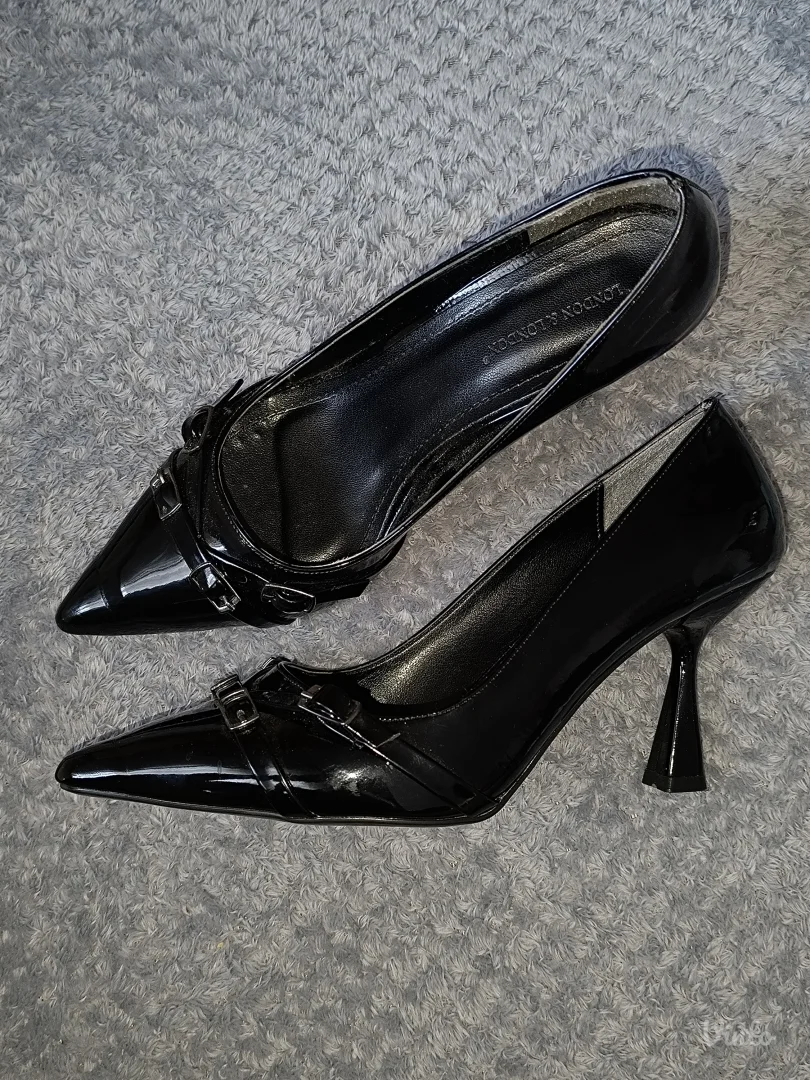 Crne lakovane salonke sa špic vrhom