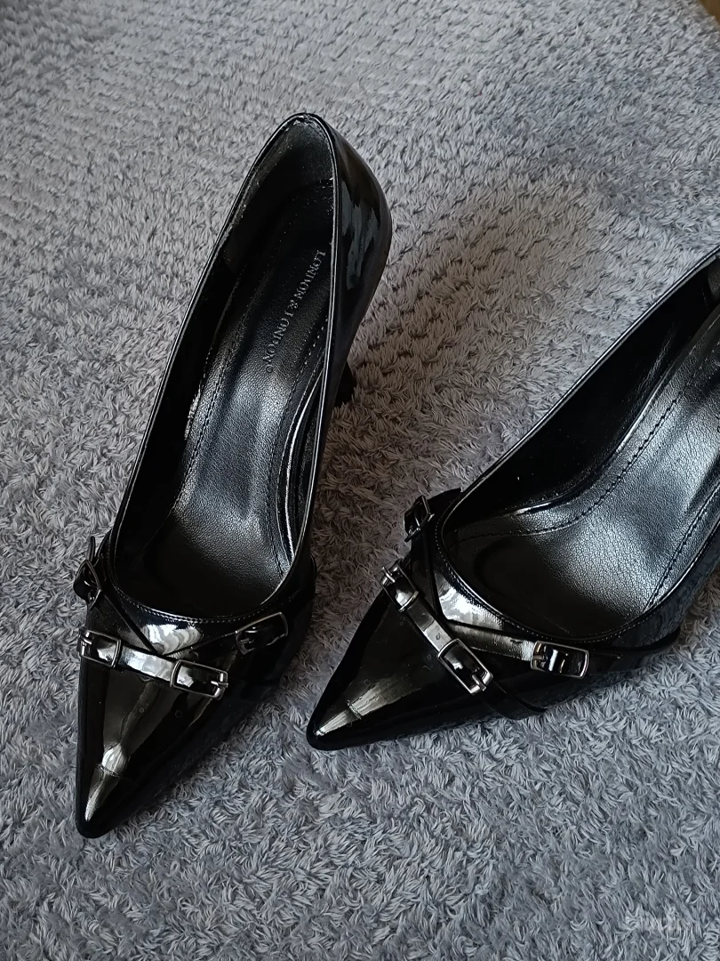 Crne lakovane salonke sa špic vrhom