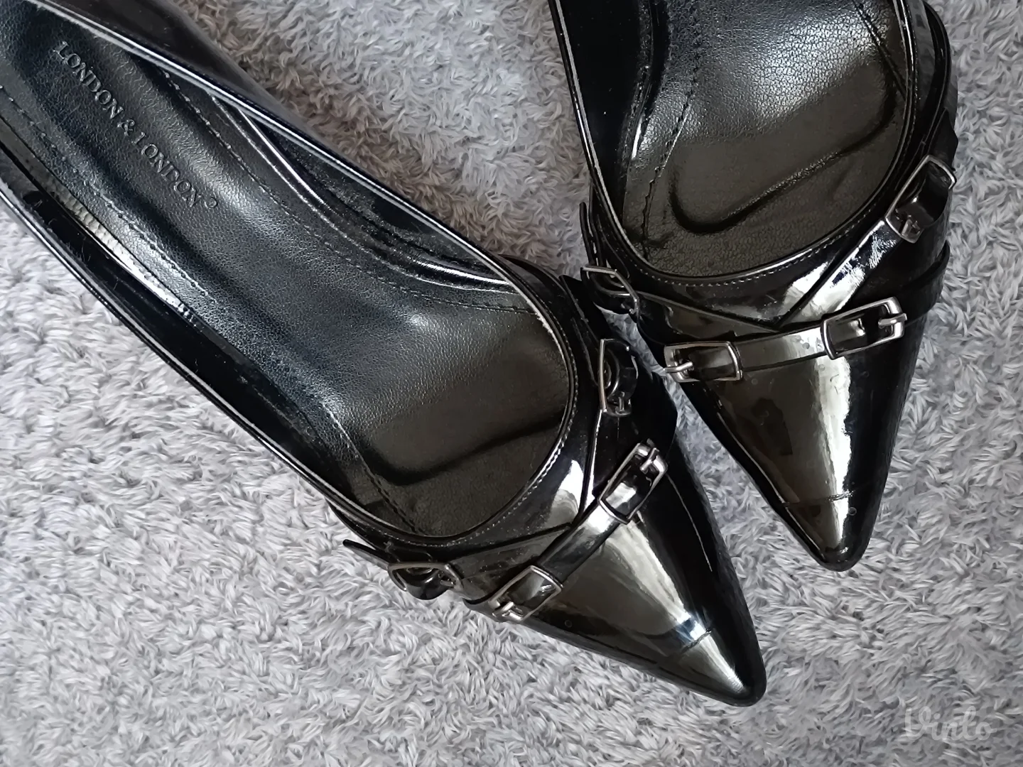 Crne lakovane salonke sa špic vrhom