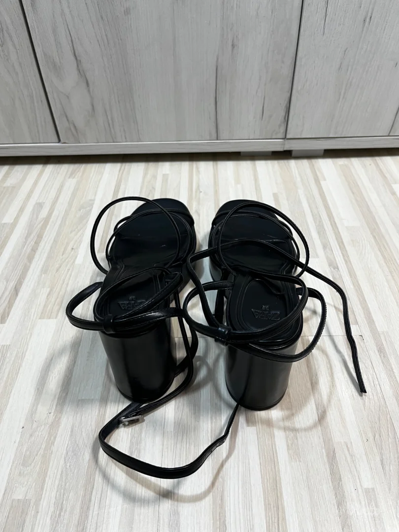 Crne ženske štikle