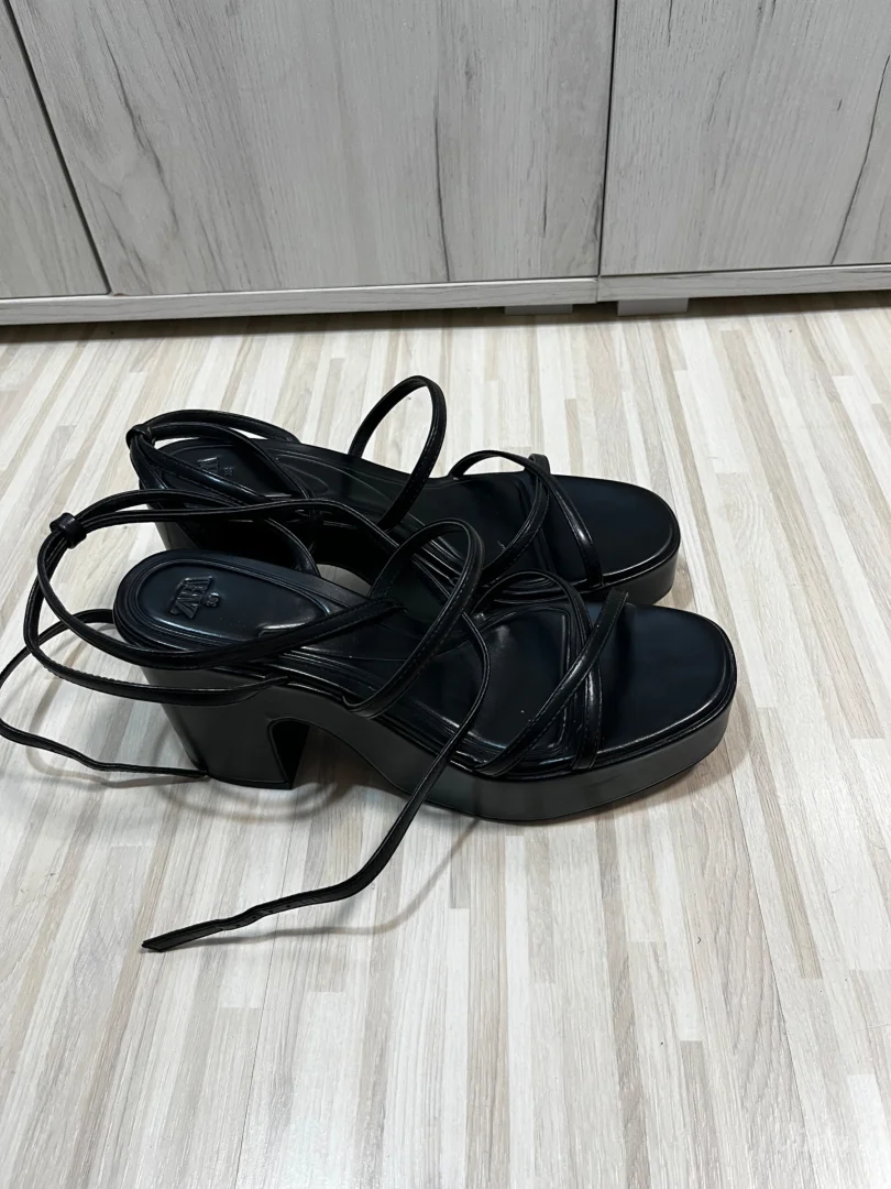 Crne ženske štikle