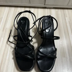 Crne ženske štikle