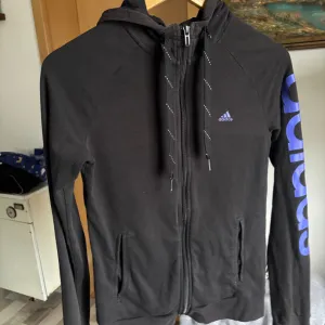 Adidas duks sa kapuljačom
