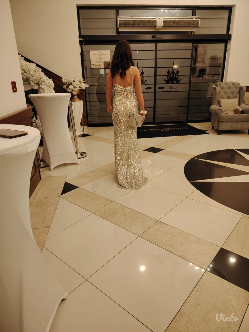 Srebrna duga haljina