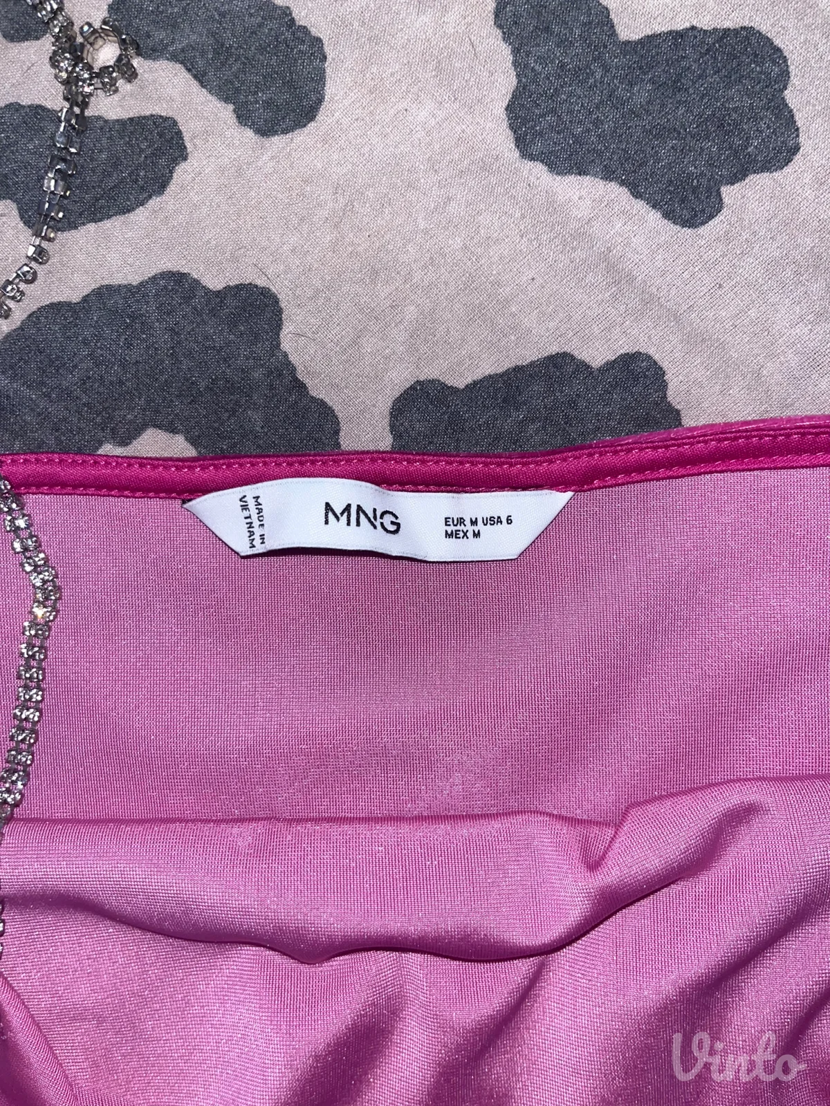 Mango plišana roze haljina sa bretelama od cirkona