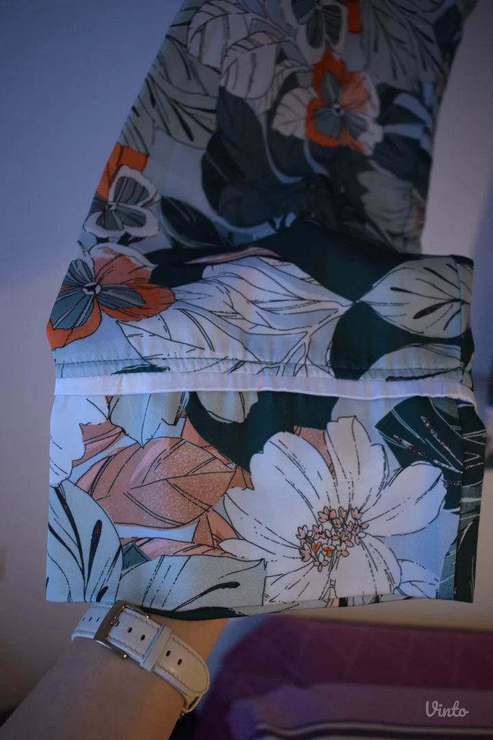 Pantalone sa cvetnim detaljima